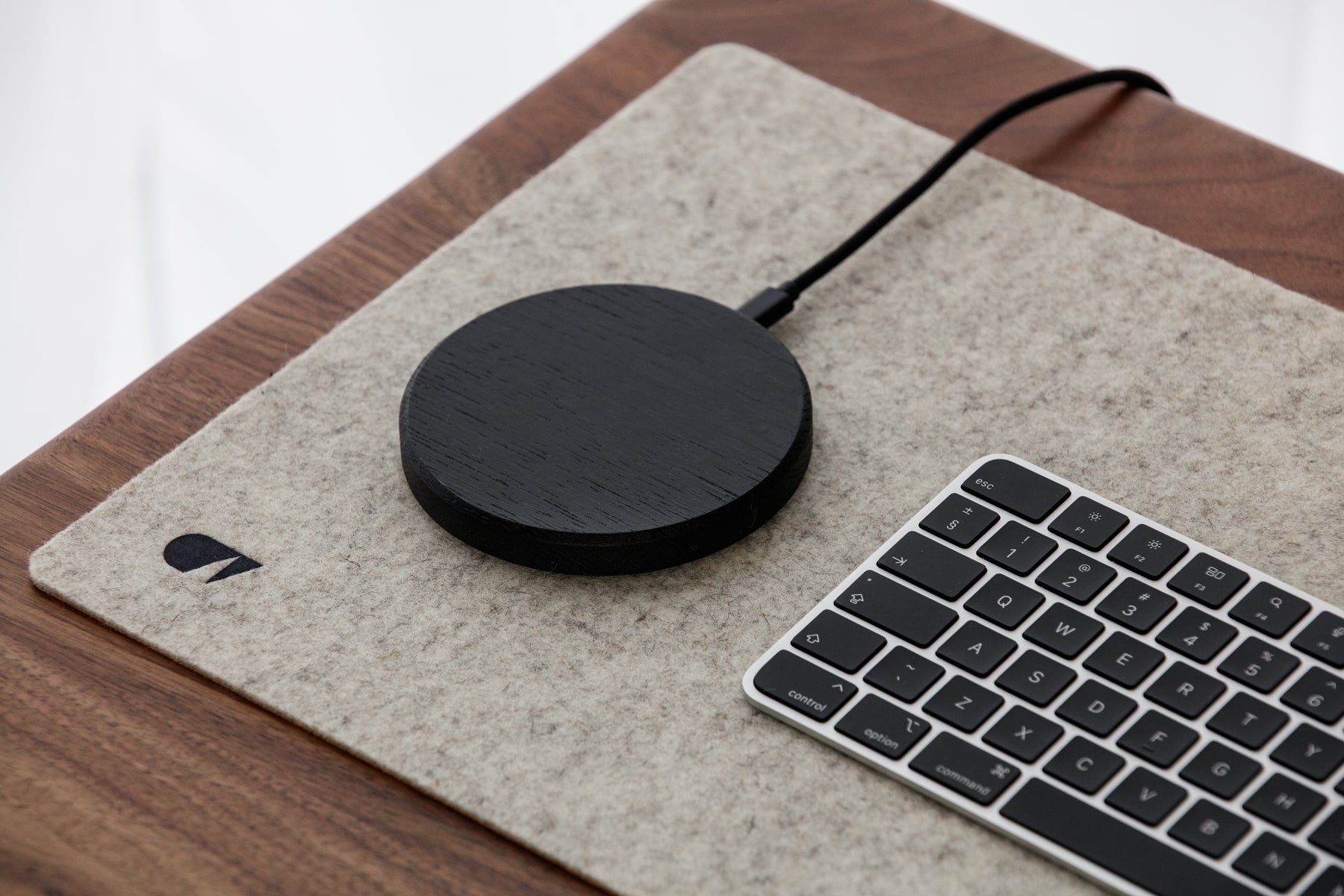 slim charging pad black