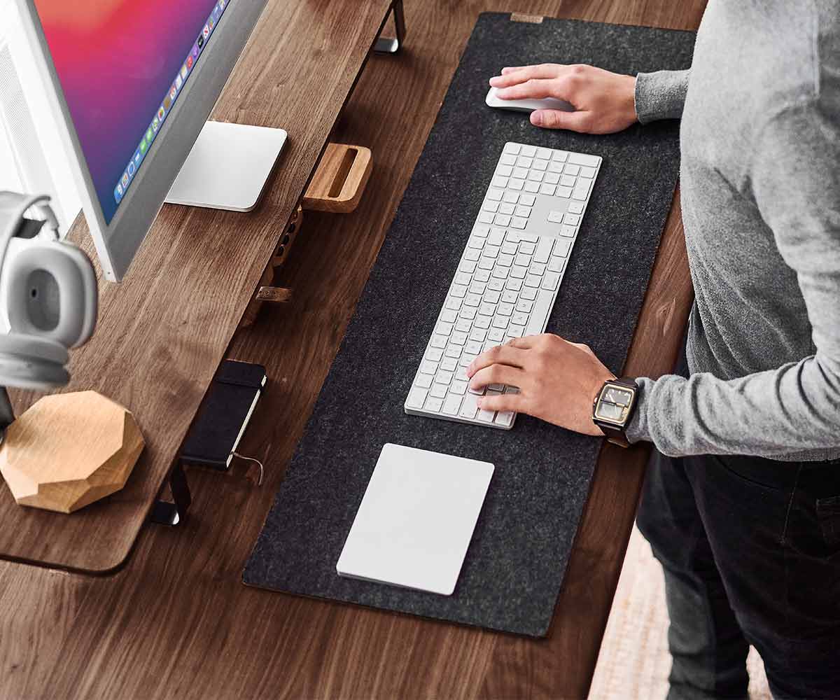 desk mat felt cork oakywood large anthracite lifestyle 02