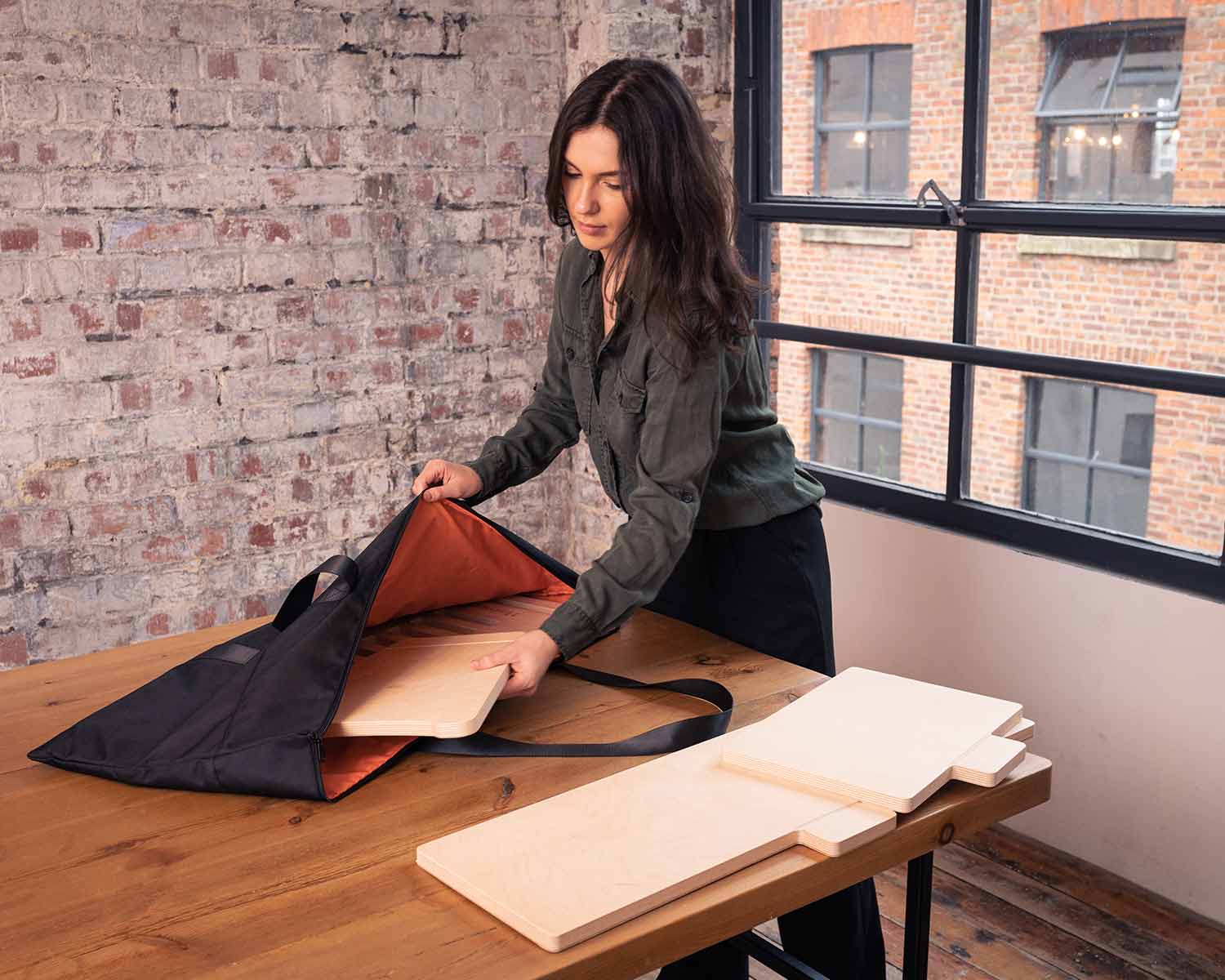 woman taking out the harmoni desk from carrying bag