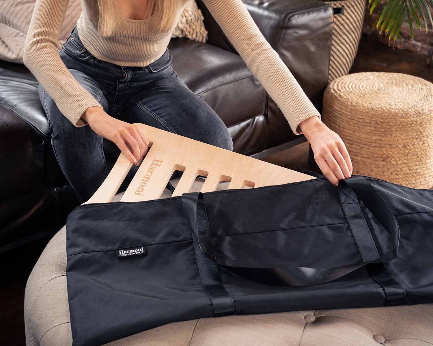 Woman storing harmoni desk in carrying bag