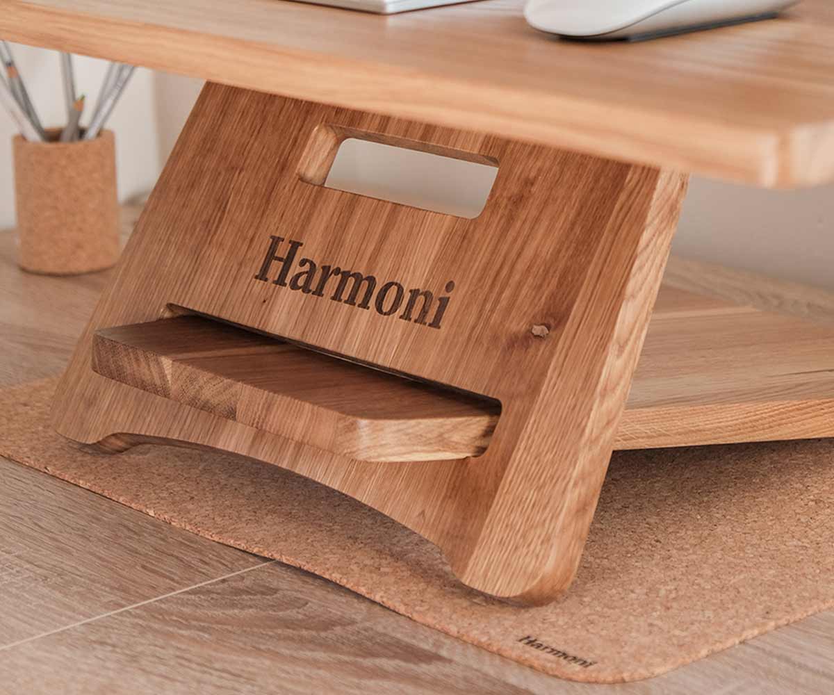 harmoni desk standing on a cork mat