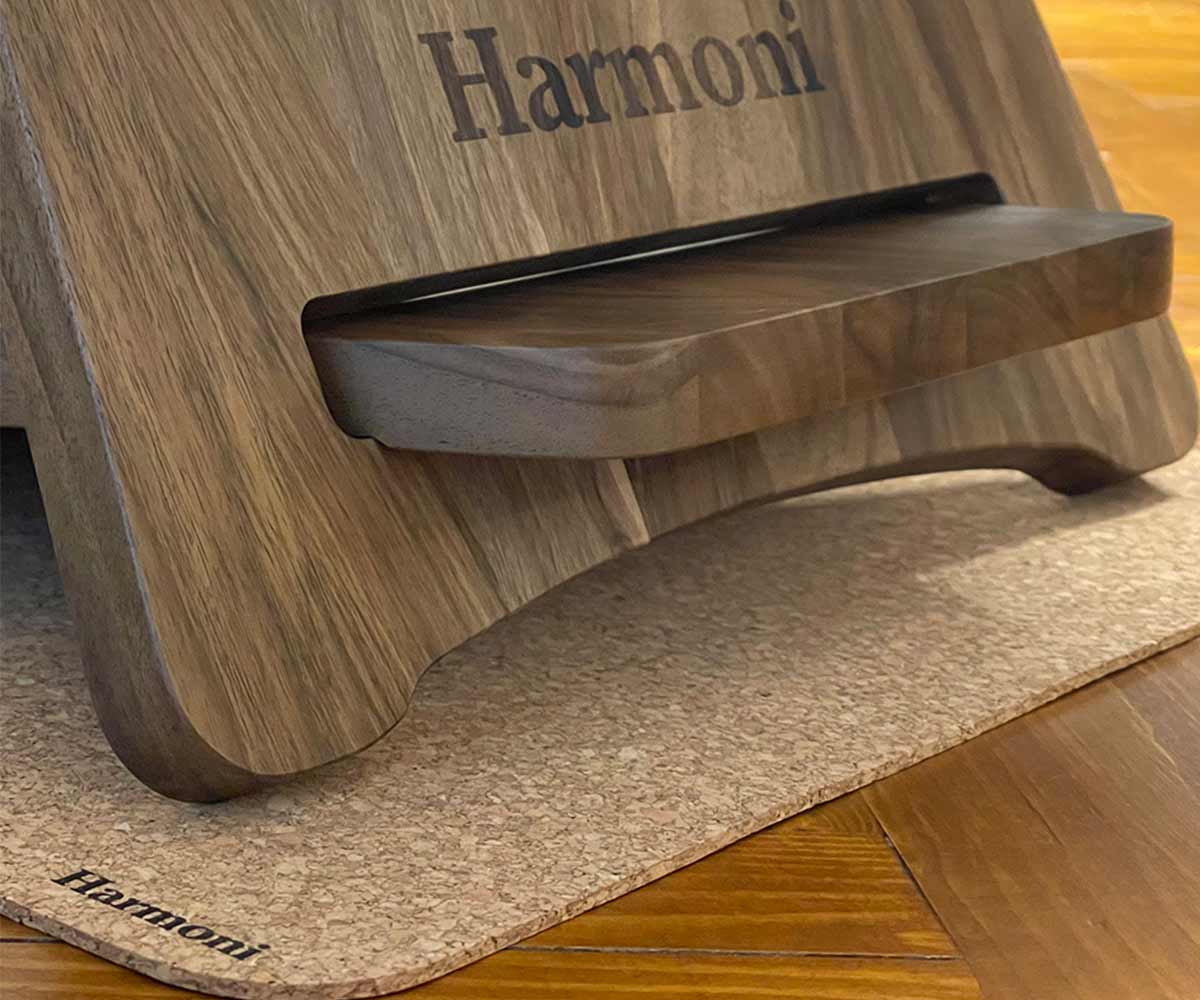 harmoni desk standing on a cork mat