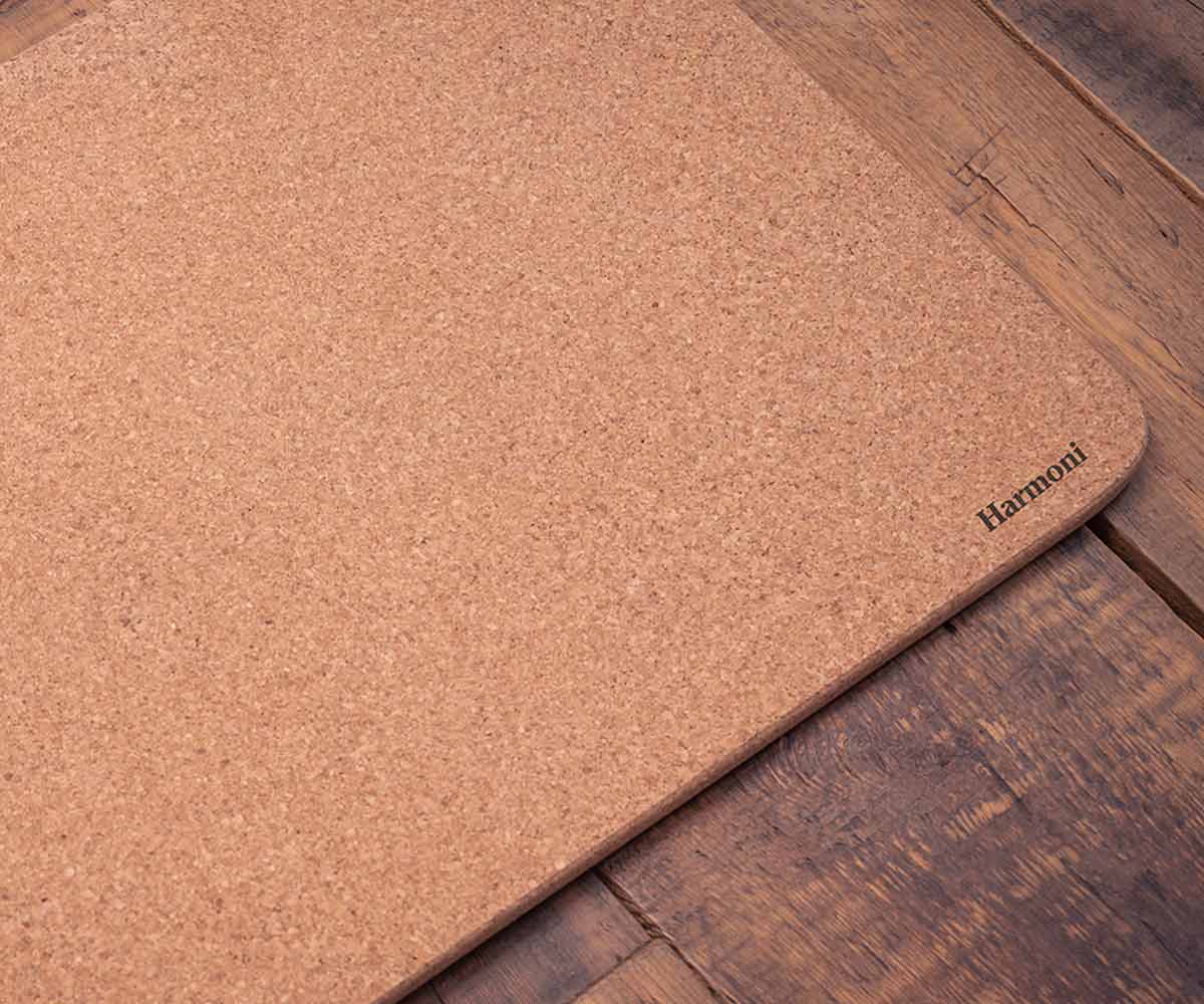 Standing mat in cork with brand name Harmoni