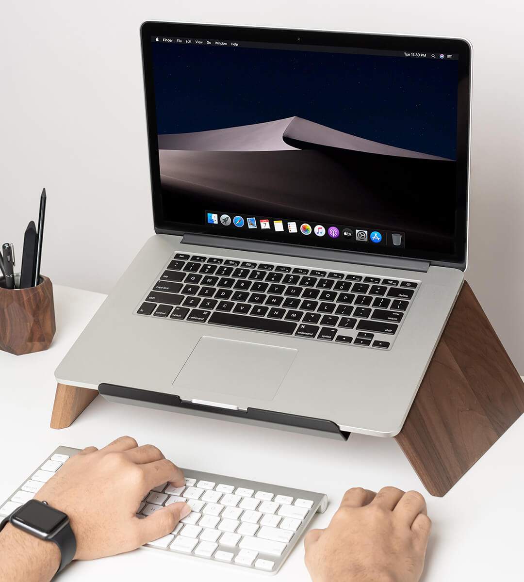 laptop stand walnut oakywood mood pic 6