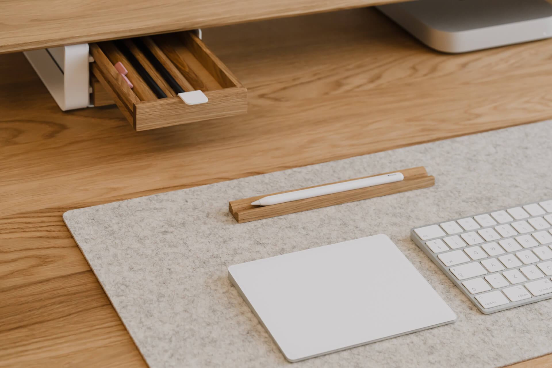 single pen holder in oak on a stone grey desk mat made by oakywood