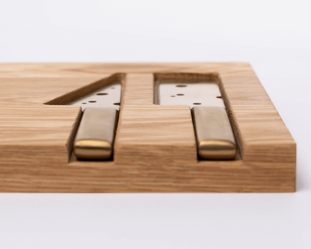 woodsea cheese board with knives oak small 42 20 2 cm close up