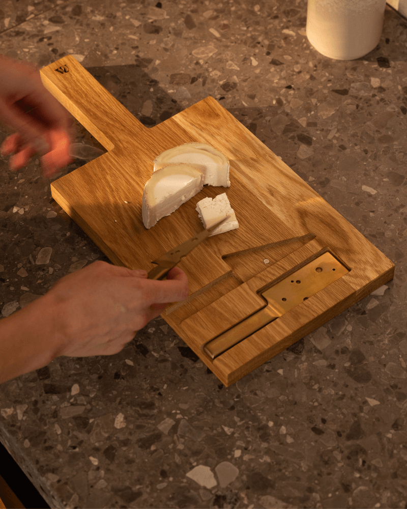 woodsea cheese board with knives oak small 42 20 2 cm lifestyle